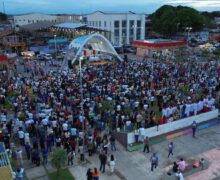 Católios celebram Corpus Christi com procissão e missa em Santana