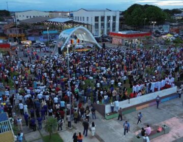 Católios celebram Corpus Christi com procissão e missa em Santana