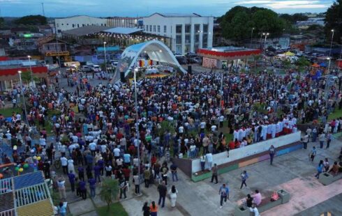 Católios celebram Corpus Christi com procissão e missa em Santana