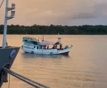 Falta de resposta por rádio gera suspeita e embarcação é apreendida na costa de Amapá e Pará