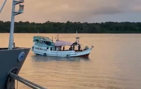 Falta de resposta por rádio gera suspeita e embarcação é apreendida na costa de Amapá e Pará
