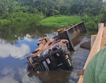 Caminhão com toneladas de minério de ferro cai de ponte do DNIT