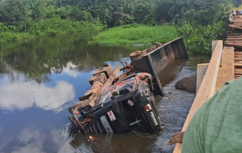 Caminhão com toneladas de minério de ferro cai de ponte do DNIT