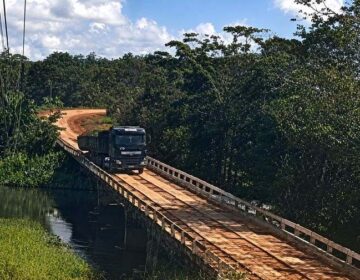 DNIT e PRF divulgam imagens e apontam falha de condução em queda de caminhão com minério