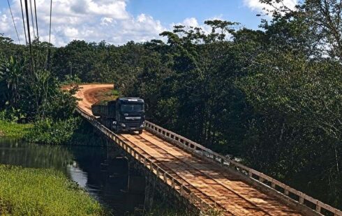DNIT e PRF divulgam imagens e apontam falha de condução em queda de caminhão com minério