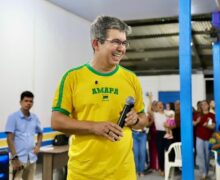 Sob ataque de adversários, Randolfe cumpre tradição e lança pré-candidatura em megaevento