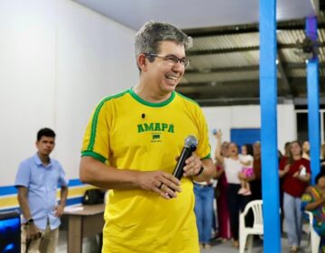 Sob ataque de adversários, Randolfe cumpre tradição e lança pré-candidatura em megaevento