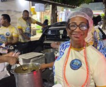 “Não é só rodar a saia, é transpassar amor”, diz marabaixeira ao distribuir sopa em hospitais