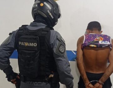 Traficante pula a janela de casa ao avistar a polícia e acaba preso