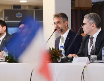 A fronteira nunca separou apenas dois países. Ela separou famílias