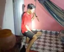 Jovem esfaqueia a irmã de 14 anos e é contido com arma de choque