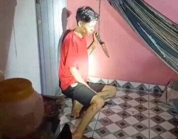 Jovem esfaqueia a irmã de 14 anos e é contido com arma de choque