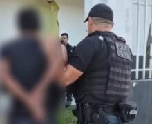 Homem dez anos mais novo invade casa da companheira, destrói tudo e acaba preso