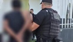 Homem dez anos mais novo invade casa da companheira, destrói tudo e acaba preso