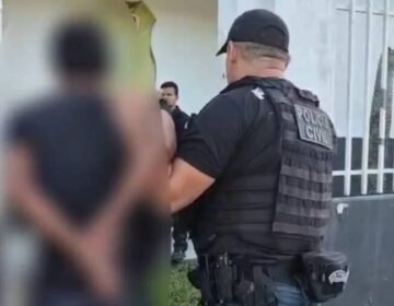 Homem dez anos mais novo invade casa da companheira, destrói tudo e acaba preso