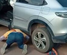 Vítima de acidente que ficou presa embaixo de carro sobrevive; polícia investiga acidente
