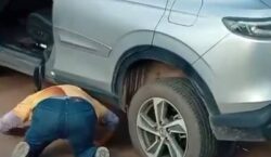 Vítima de acidente que ficou presa embaixo de carro sobrevive; polícia investiga acidente