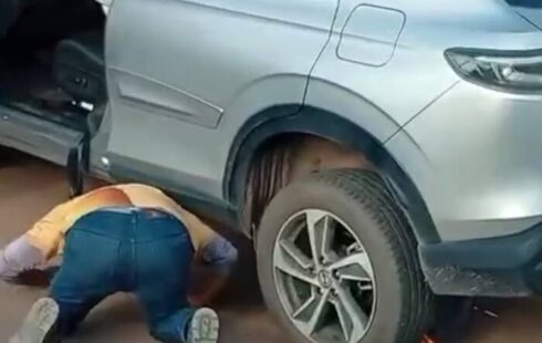 Vítima de acidente que ficou presa embaixo de carro sobrevive; polícia investiga acidente