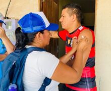 De porta em porta, equipes vacinam moradores de 12 bairros de Macapá