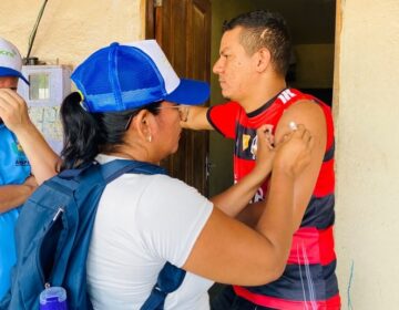 De porta em porta, equipes vacinam moradores de 12 bairros de Macapá
