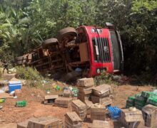 Caminhão-baú tomba na BR-156 e espalha carga de cerveja e alimentos