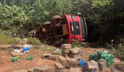 Caminhão-baú tomba na BR-156 e espalha carga de cerveja e alimentos