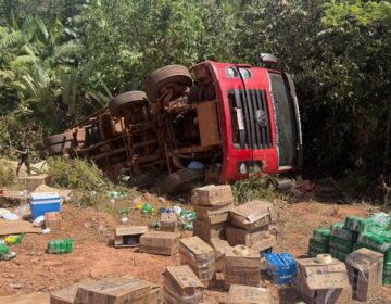 Caminhão-baú tomba na BR-156 e espalha carga de cerveja e alimentos