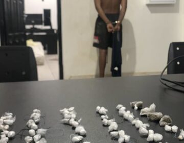 Desesperado, suspeito joga drogas em lago, mas acaba preso