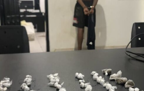 Desesperado, suspeito joga drogas em lago, mas acaba preso