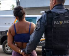 PM fecha ponto de tráfico no Muca e prende mulher com dezenas de porções de drogas