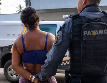 PM fecha ponto de tráfico no Muca e prende mulher com dezenas de porções de drogas