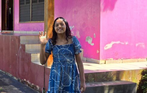 Fã de matemática e com o sonho de ser bombeira: conheça a garota de 12 anos que espera por um lar