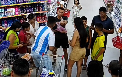 Herói bombeiro relembra manobra que salvou bebê engasgado com embalagem plástica