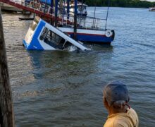 Um milagre no rio: ônibus em pane perde os freios, afunda, mas todos sobrevivem