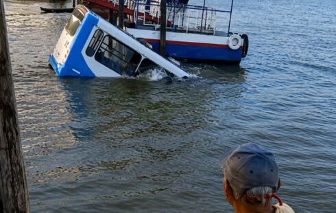 Um milagre no rio: ônibus em pane perde os freios, afunda, mas todos sobrevivem