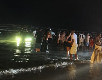 Bebida, descuido e maré: a tradição de prejuízos na Praia do Atalaia