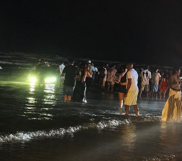 Bebida, descuido e maré: a tradição de prejuízos na Praia do Atalaia