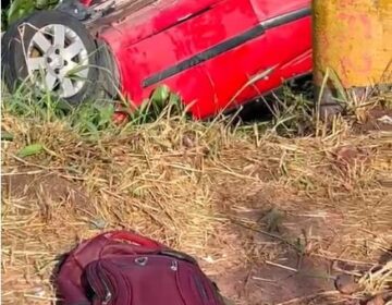 Carro cai em canal após motorista dormir ao volante