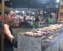 O palco era de Péricles, mas a disputa por clientes acontecia nas barracas