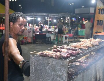 O palco era de Péricles, mas a disputa por clientes acontecia nas barracas