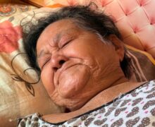 Abandonada pelos filhos, idosa de 82 anos vive acamada, enfrenta doenças e implora por comida