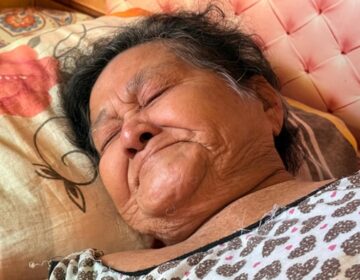 Abandonada pelos filhos, idosa de 82 anos vive acamada, enfrenta doenças e implora por comida