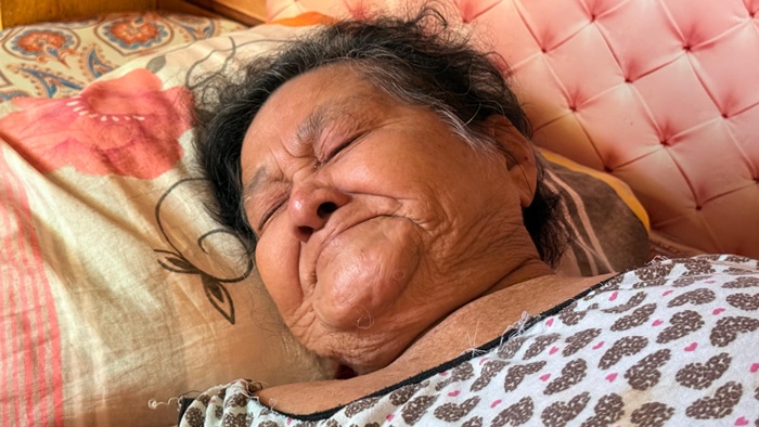 Abandonada pelos filhos, idosa de 82 anos vive acamada, enfrenta doenças e implora por comida