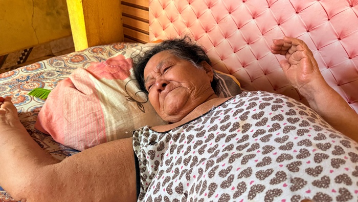 Idosa acamada em Macapá vive de doações e pede comida