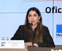 Alvo de ataques, procuradora tenta acessar documento secreto em processo e diz que não se intimidará