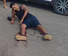 Agressor com faca é parado a tiros por policial penal