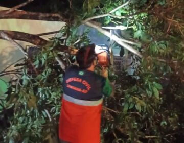 Madrugada de temporal assusta moradores e causa estragos em Santana