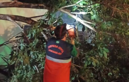 Madrugada de temporal assusta moradores e causa estragos em Santana