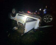 Caminhonete sai da pista, bate em poste e deixa um morto e um ferido na BR-210