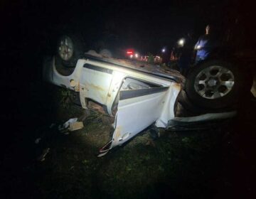 Caminhonete sai da pista, bate em poste e deixa um morto e um ferido na BR-210